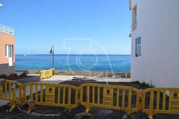 Socavón peligroso en el extremo sur de la avenida marítima de Salinetas (Foto TA)